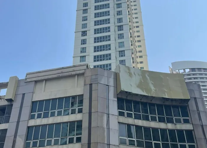 Forbeswood Parklane 公寓 *